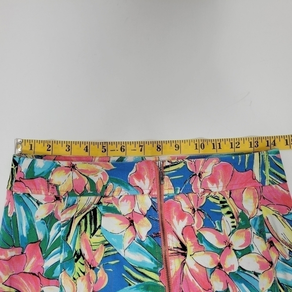Loft Denim Pencil Skirt with a Floral Print in a Women's Size 0 - Picture 9 of 10